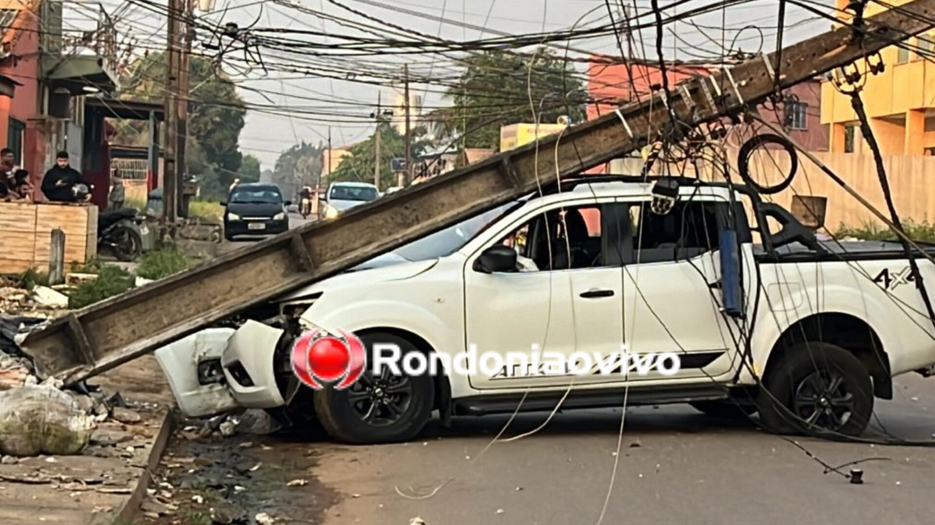 VÍDEO: Motorista de caminhonete  derruba poste e foge na zona Sul