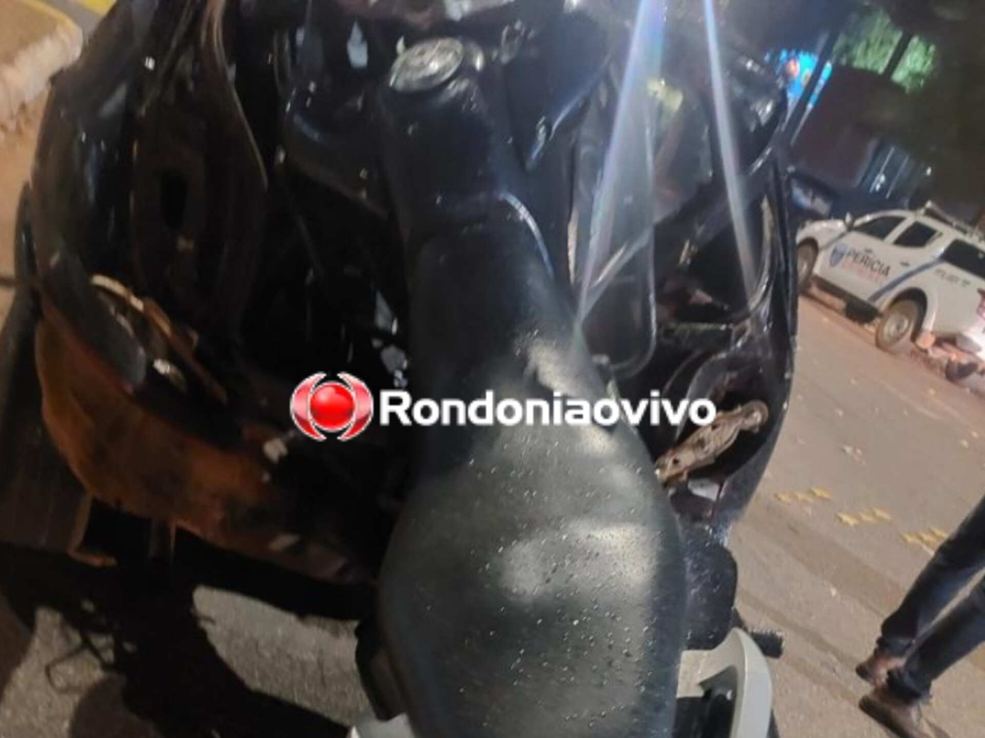 EMPINANDO: Moto XRE300 vai parar no porta-malas de carro após acidente na Jorge Teixeira 