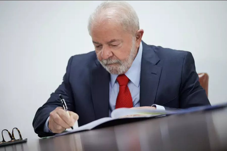 ECONOMIA: Lula mantém salário mínimo em R$ 1.302 e discute 'nova política'