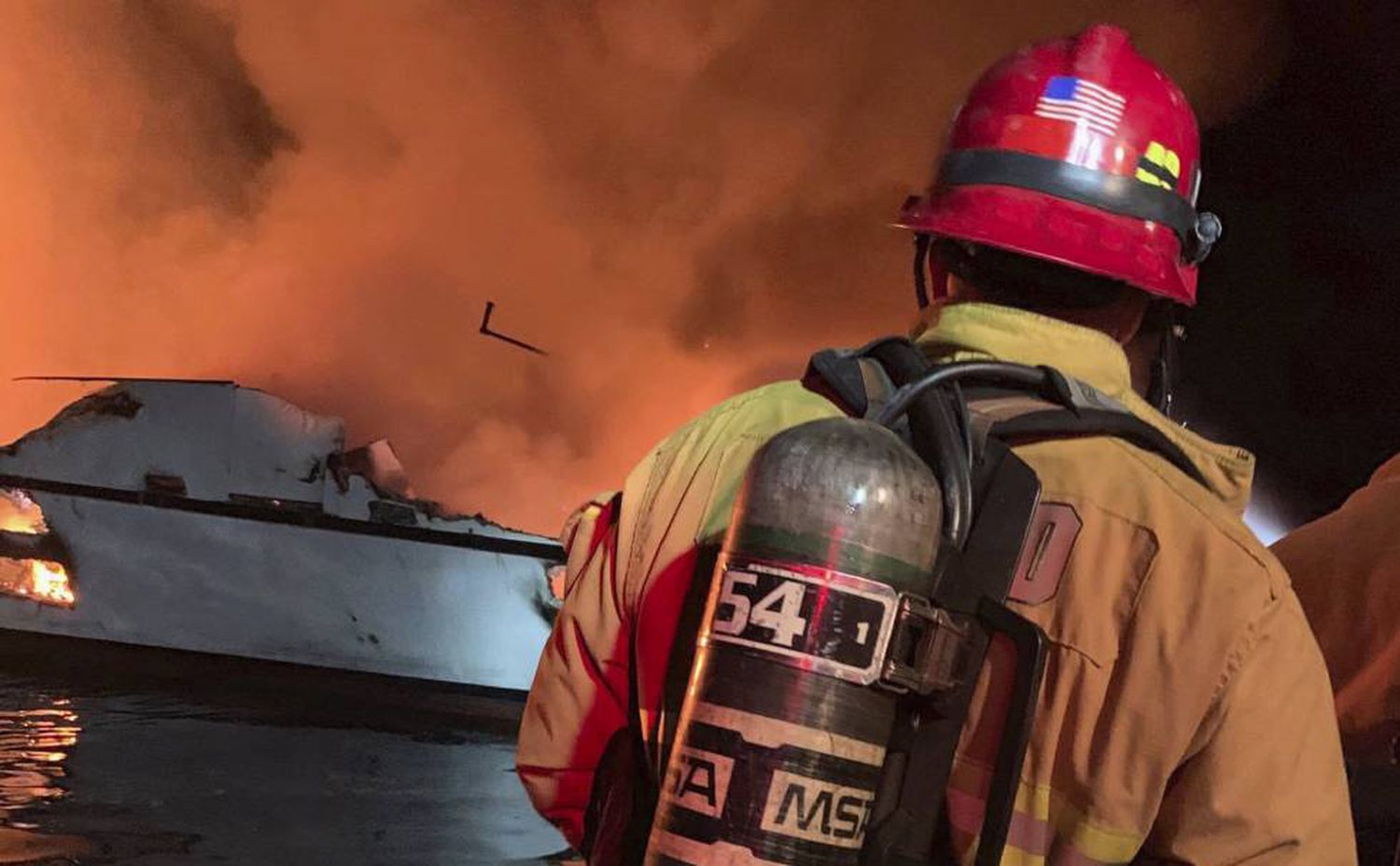 TRAGÉDIA: Incêndio em embarcação na Califórnia deixa pelo menos 25 mortos