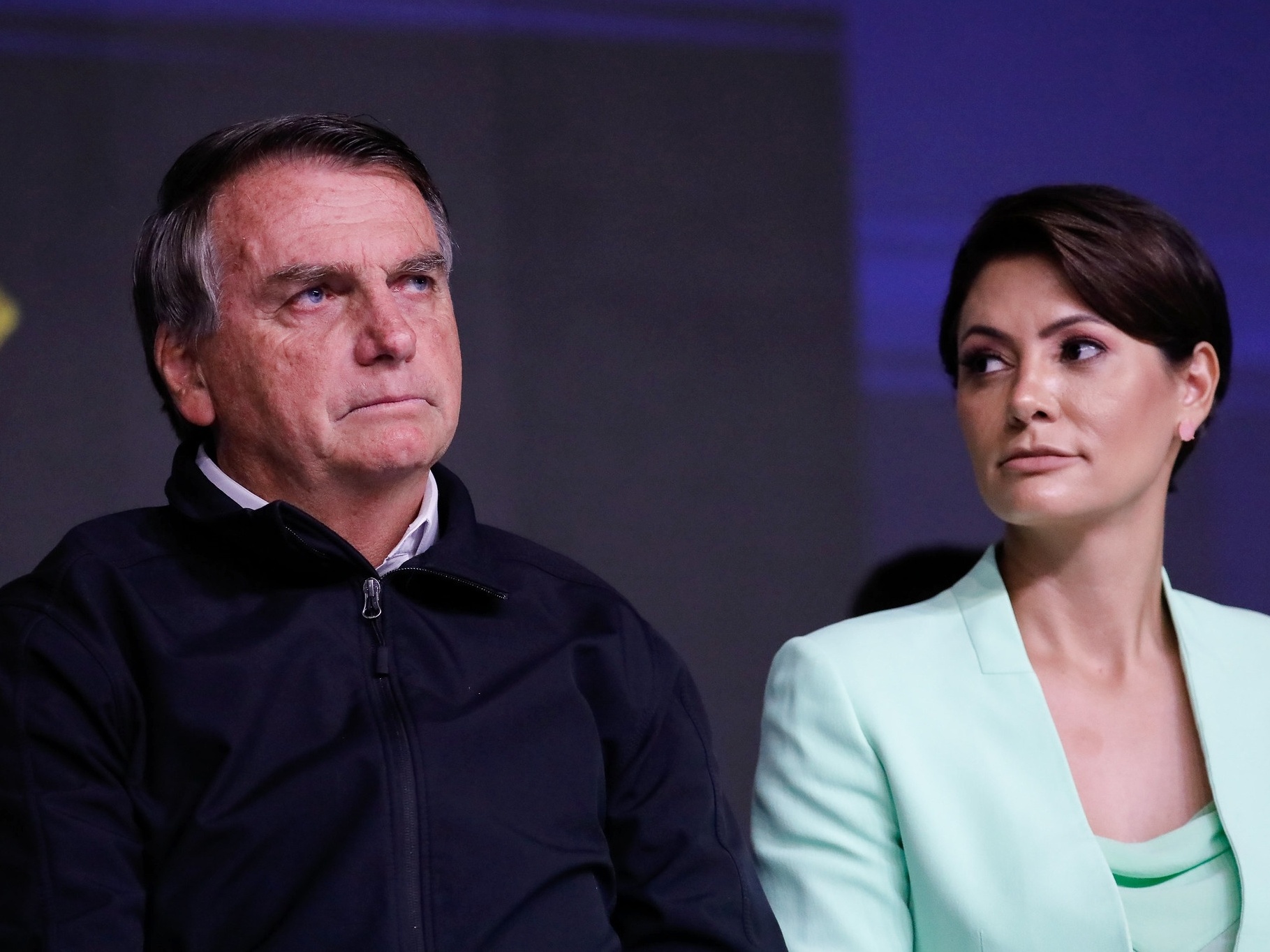 'RACHANDO': Bolsonaro deu R$ 56 mil para Michele dos 17 milhões que recebeu via Pix