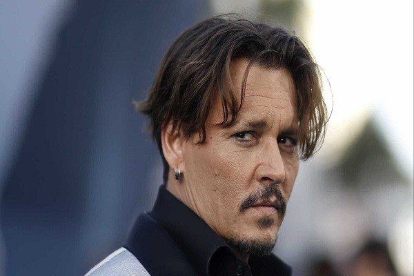 Embriagado, Johnny Deep ataca membro da equipe durante gravação