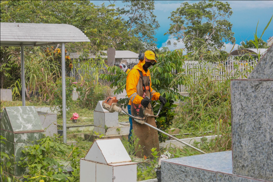 MUTIRÃO: Prefeitura retoma os serviços de limpeza no Cemitério Santo Antônio