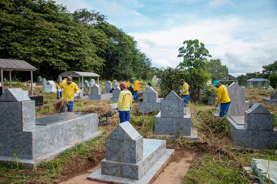 SERVIÇO: Prefeitura realiza mutirão de limpeza no cemitério Santo Antônio