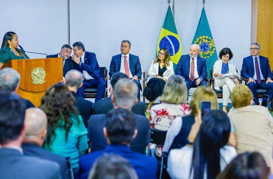 RECONHECIMENTO: Projeto de lei que garante verba para piso da enfermagem é assinado por Lula