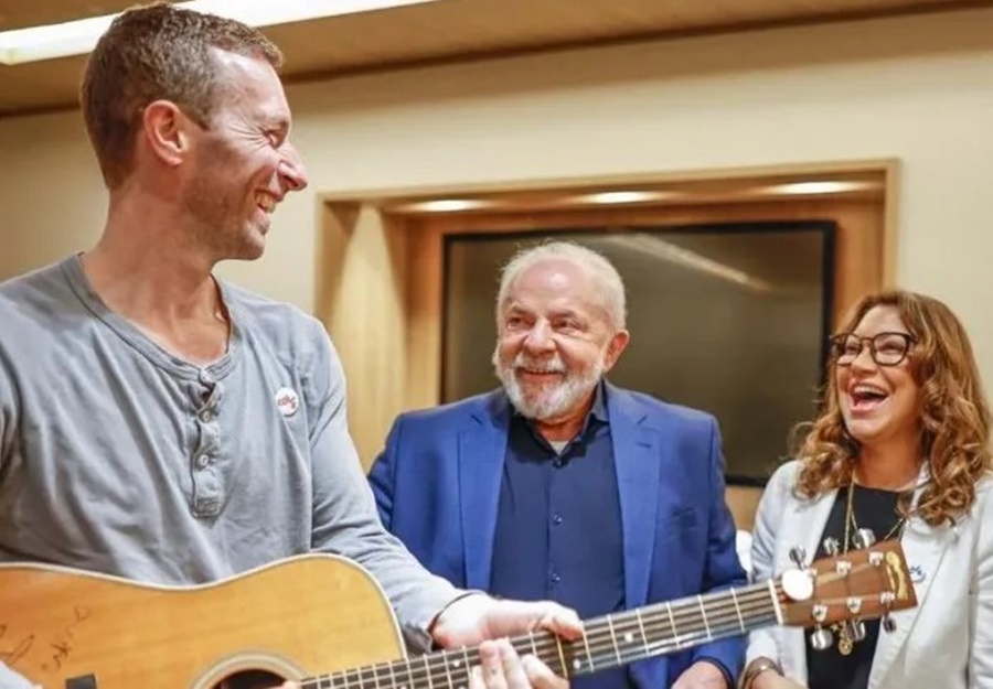 ENCONTRO: Lula encontra Coldplay, ganha violão e convida banda para show