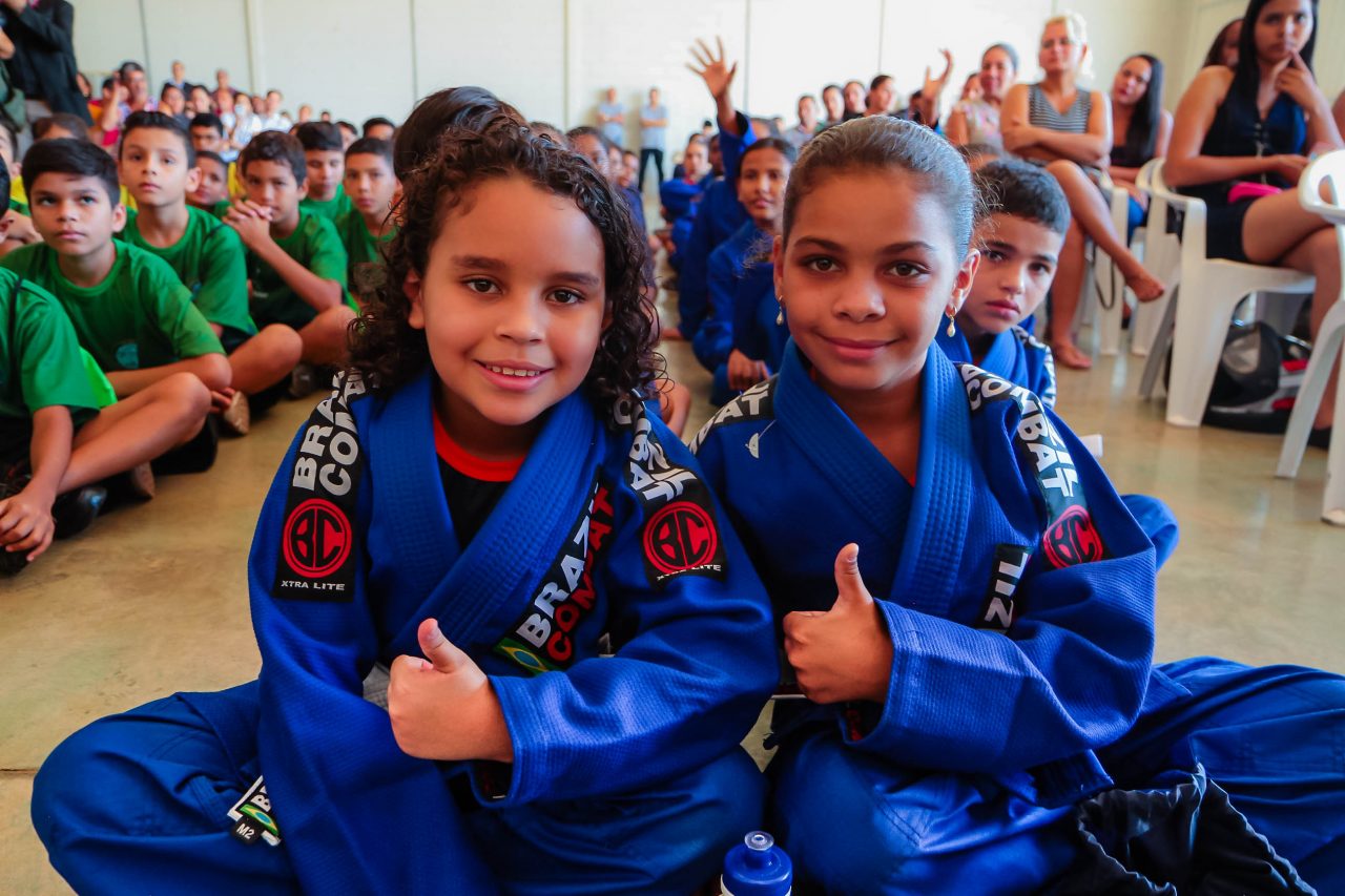 ZONA LESTE: Mães elogiam o Complexo Voar, que ensina futebol, artes marciais e natação