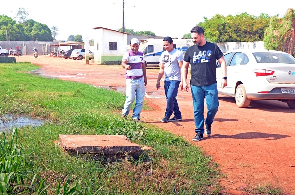 VISITA: Léo Moraes acompanha pedido de tratamento de esgoto em Guajará-Mirim