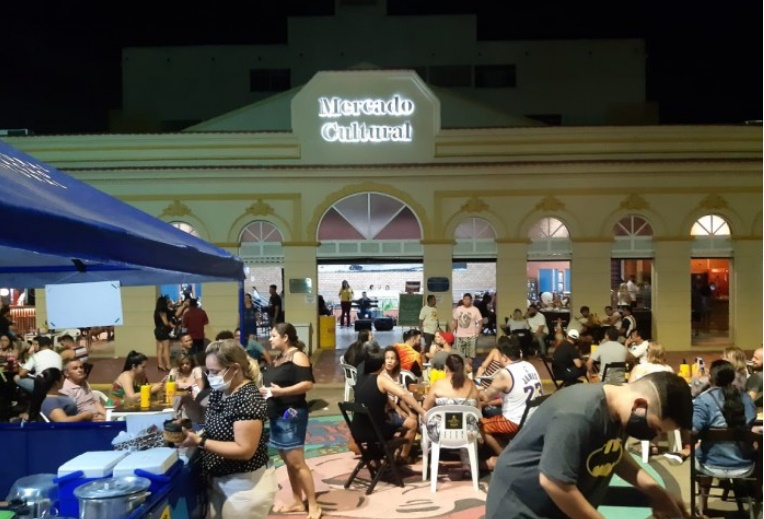 NO MERCADO CULTURAL: O calor humano e o teor etílico superam o medo da disseminação do covid-19