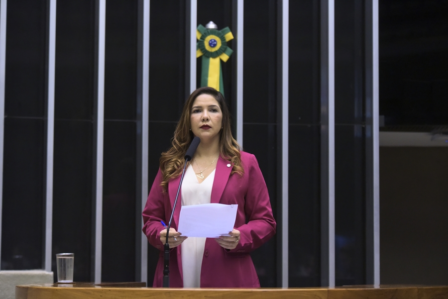 CRISTIANE LOPES: Deputada anuncia retomada da investigação contra o leite importado