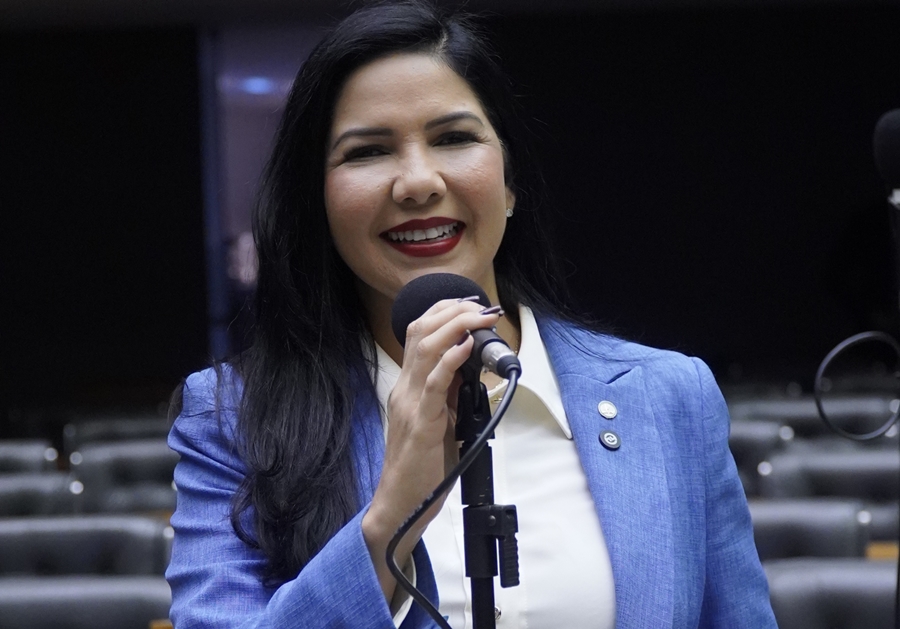 CRISTIANE LOPES: Deputada vota a favor da aposentadoria especial para ACS e ACE