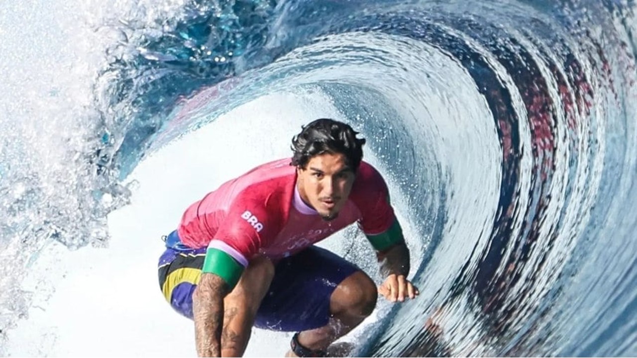 OLIMPÍADAS: Medina dá show, consegue maior nota da competição e avança às quartas no surfe