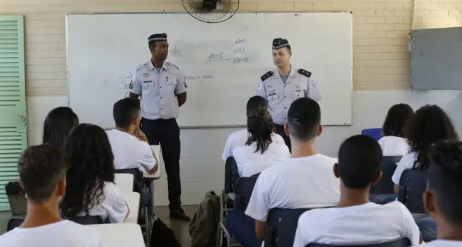 DECISÃO: MPF diz que escolas militares não podem definir corte de cabelo e impedir namoro