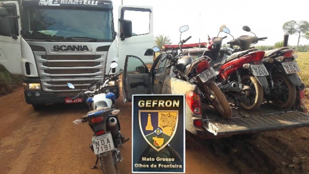 GEFRON: Polícia intercepta caminhão e prende dupla que levava à Bolívia motos furtadas em RO