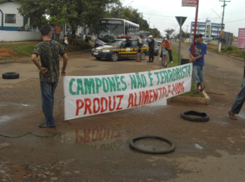 Sem terras interditam avenida Costa e Silva (BR319) em Porto Velho