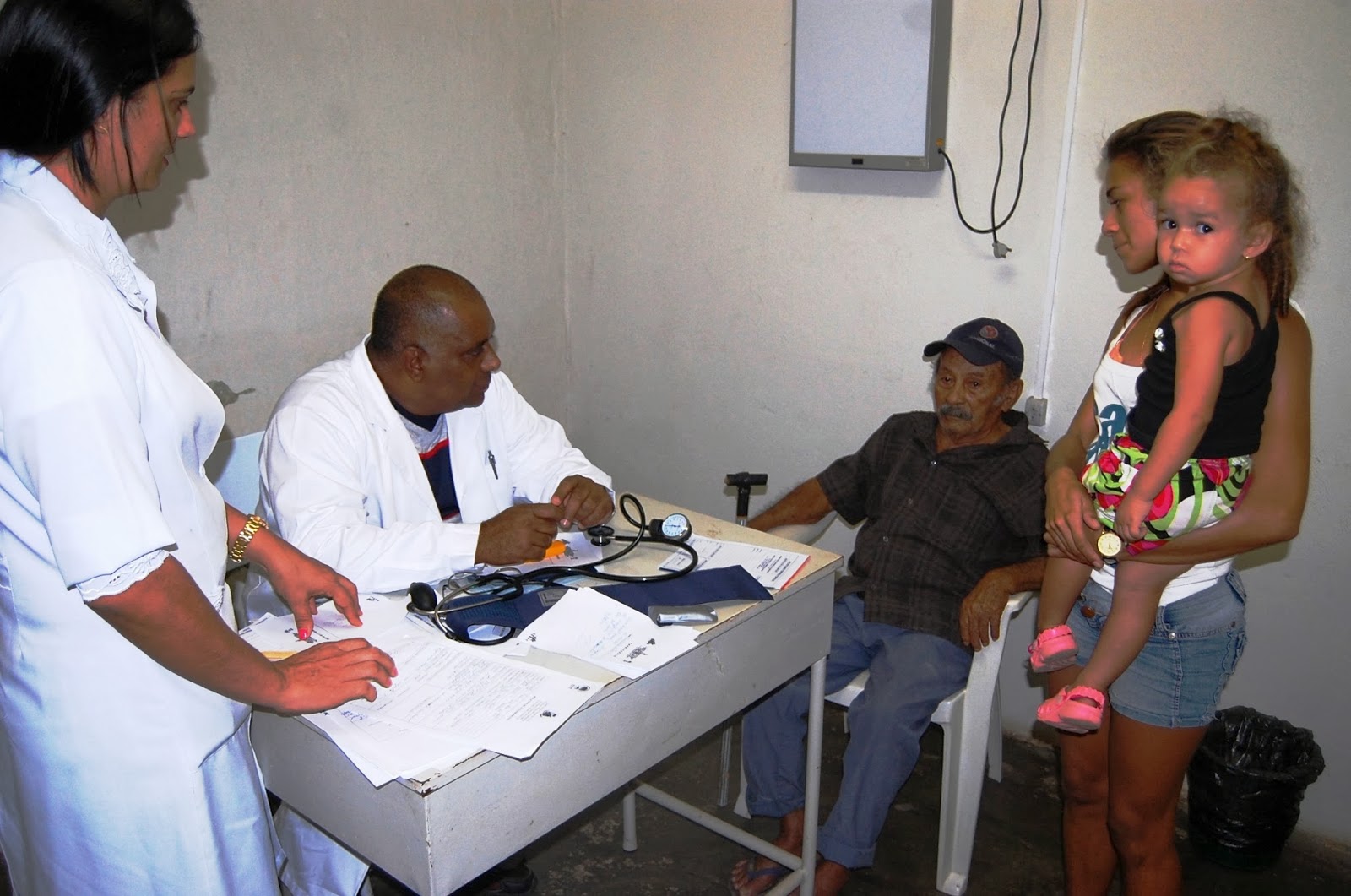 SAINDO: Médicos cubanos começam a deixar Brasil nesta quinta-feira