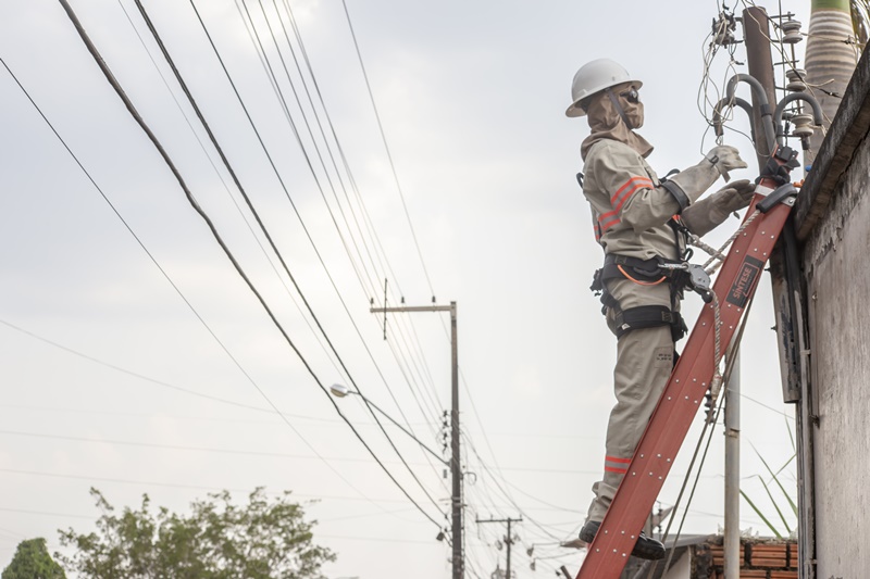 TRABALHO: Energisa segue com cronograma de obras em doze municípios de Rondônia