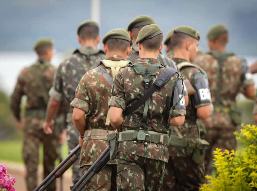 DISCRIÇÃO: Governo comemora reforma tímida de militares longe dos holofotes