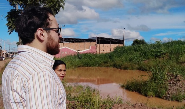 ABANDONO: Márcio Oliveira visita o complexo poliesportivo do Bairro Três Marias