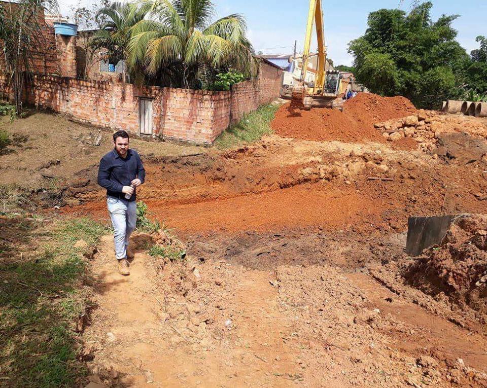 ESTRUTURA: Vila Guaporé agradece a Márcio Oliveira pelo tubo armco em córrego