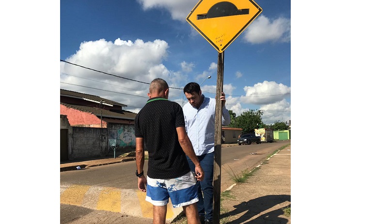 VISITA: Márcio Oliveira fiscaliza sinalização nas ruas laterais ao campo Bela Vista