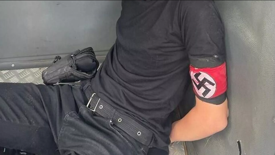 TERROR: Jovem com suástica nazista explode bombas caseiras em frente à escola
