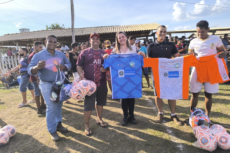 CLÁUDIA DE JESUS: Deputada entrega kits esportivo e visita indígenas em Nova Mamoré