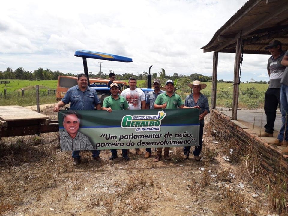 ECONOMIA RURAL: Geraldo da Rondônia entrega tratores para agricultores de Nova Dimensão