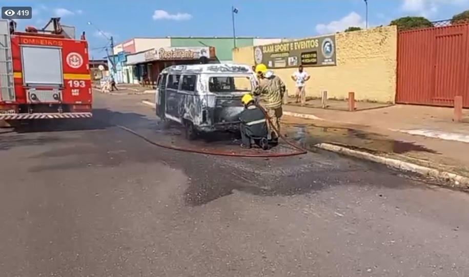 ASSISTA: Kombi é destruída por incêndio na Avenida José Vieira Caúla 