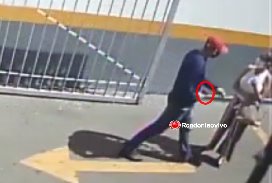 VEJA O MOMENTO: Vídeo mostra bandido roubando R$ 22 mil de empresária na porta de banco