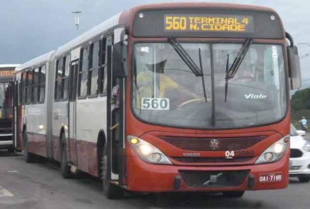 DESESPERO: Criança é arrastada após ficar presa em porta de ônibus