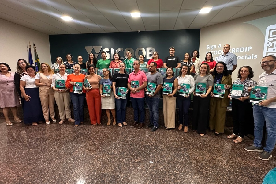 'EDUCAÇÃO PARA O FUTURO': Sicoob Credip doa 500 exemplares do livro para alunos de rede municipal