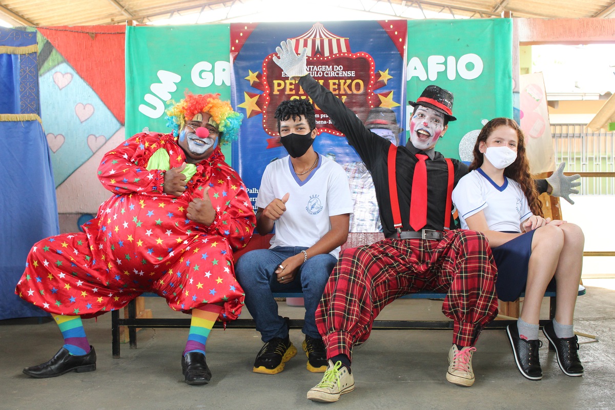 CRIANÇAS: Espetáculo circense  “Peteleko Show” é apresentado em escola pública 