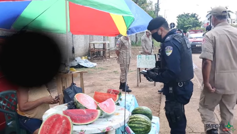 CUMPRINDO DECRETO: Vídeo mostra abordagem da PM/RO a informais durante isolamento na capital