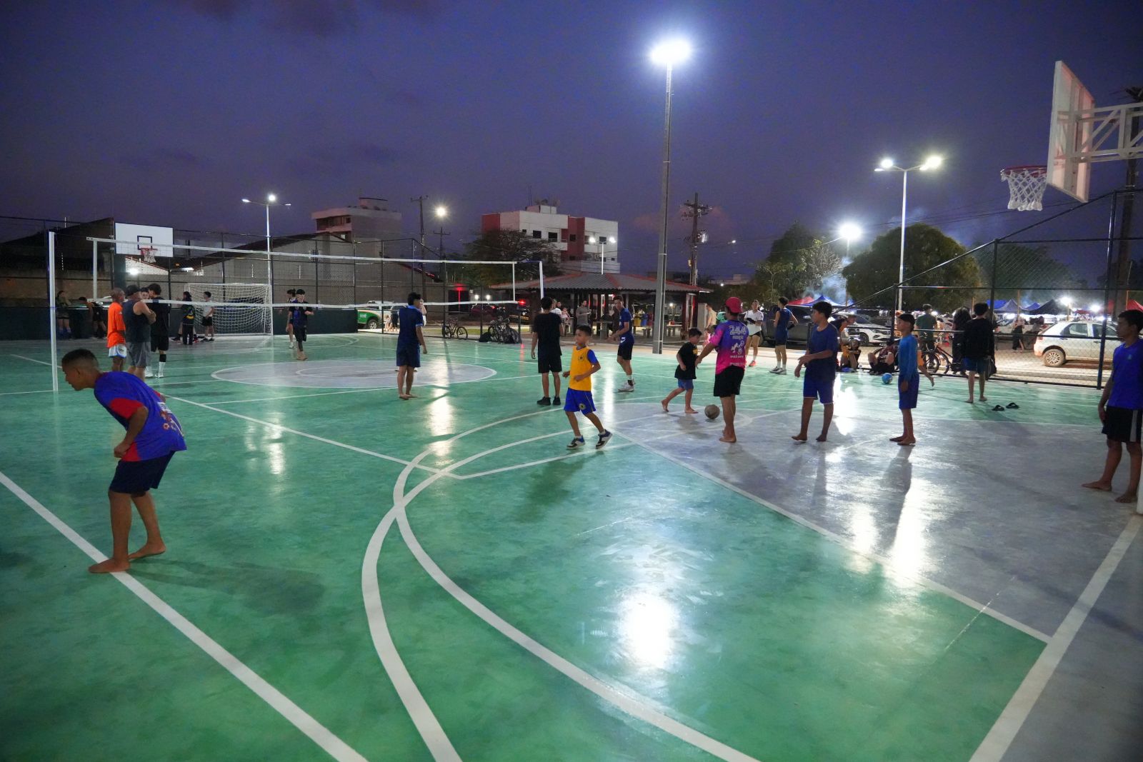ESPORTE E LAZER: Praça Marise Castiel, no bairro Alphaville, é entregue à comunidade