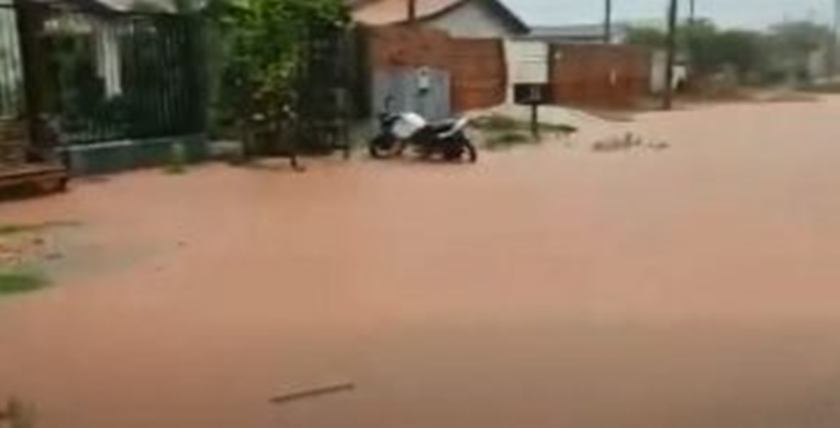 PIMENTA BUENO: Temporal atinge cidade e causa transtornos 