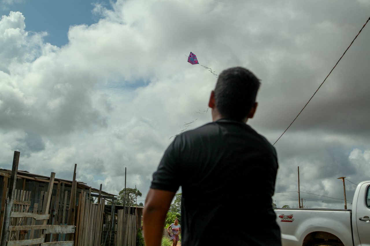 ALERTA: Pipas garantem a diversão, mas o uso da linha com cerol ainda coloca vidas em risco