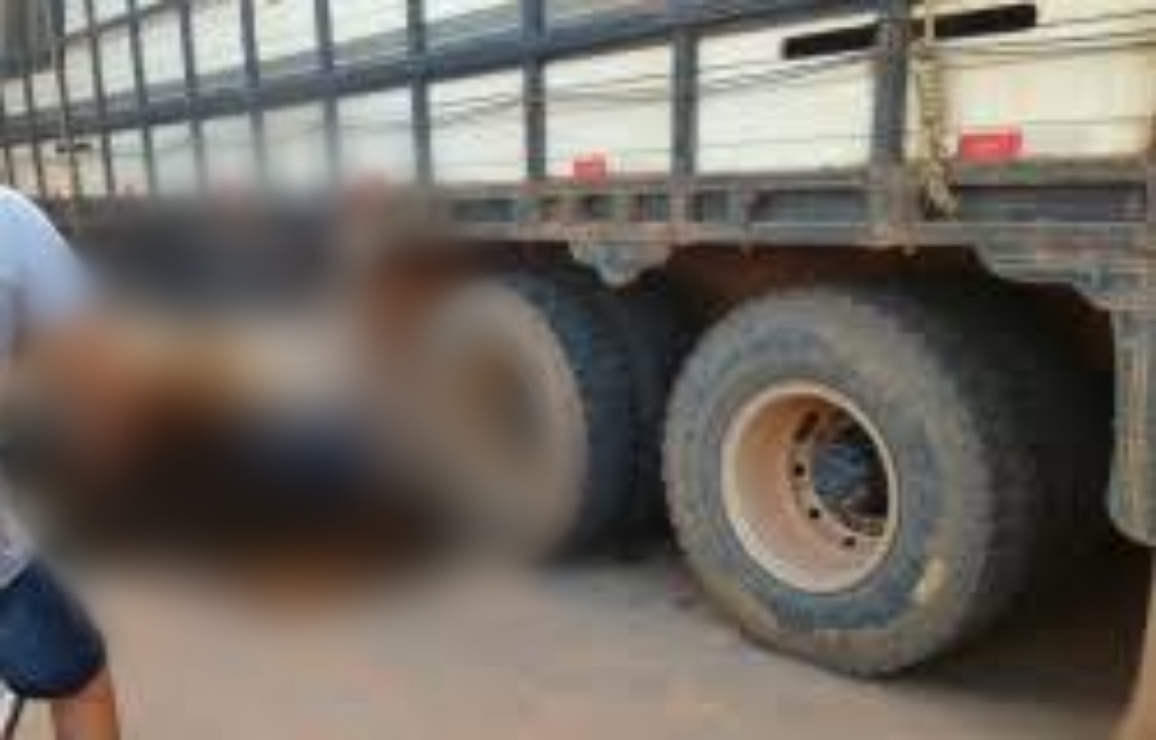 TRÁGICO: Motociclista morre após tentar ultrapassagem e ser atropelado por caminhão 
