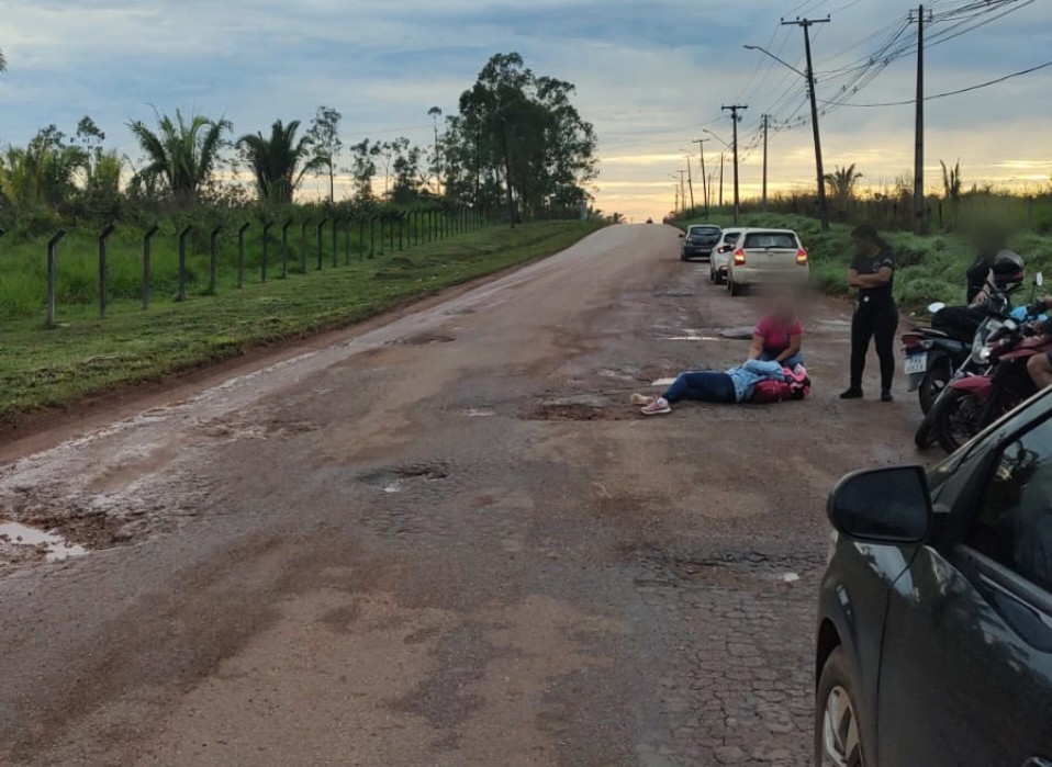 PERTO DOS PRESÍDIOS: Policial penal feminina sofre acidente de moto ao tentar desviar de buracos 