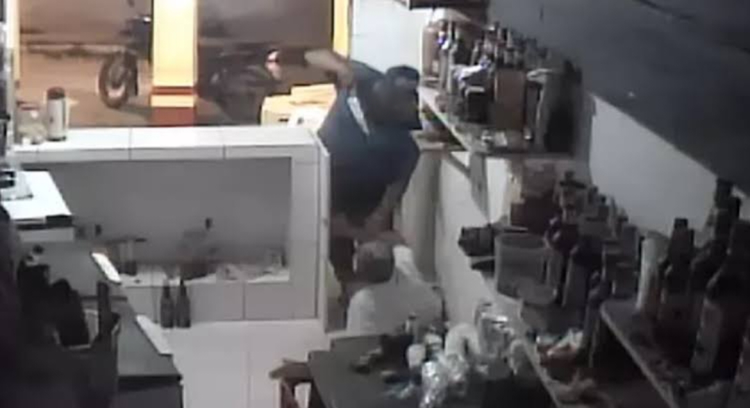 NA BARRIGA: Comerciante é atacado a facada por cliente embriagado em bar
