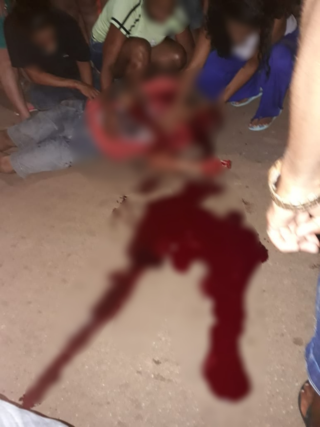 URGENTE: Jovem é executado a tiros em frente a praça na zona Sul