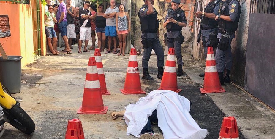 LATROCÍNIO: Professor é assassinado com cinco tiros enquanto saia para trabalhar