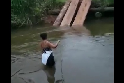 ABSURDO: Professora atravessa rio á nado para chegar até sala de aula em RO