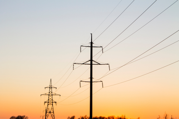 CUIDADOS: Energisa orienta sobre trabalho em altura e distância segura da rede elétrica