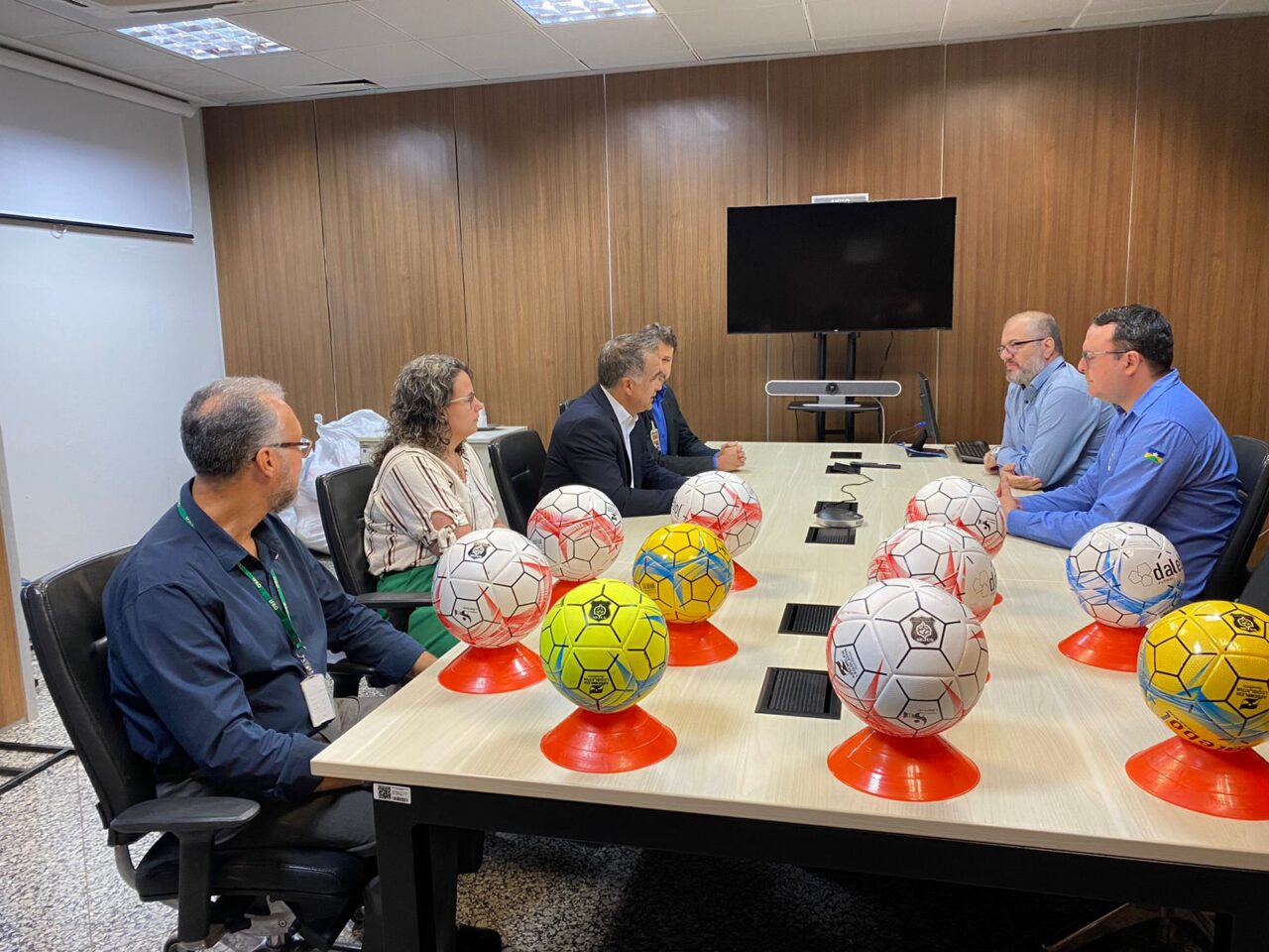 FUTEBOL: Governo entrega materiais esportivos confeccionados por internos para projeto social