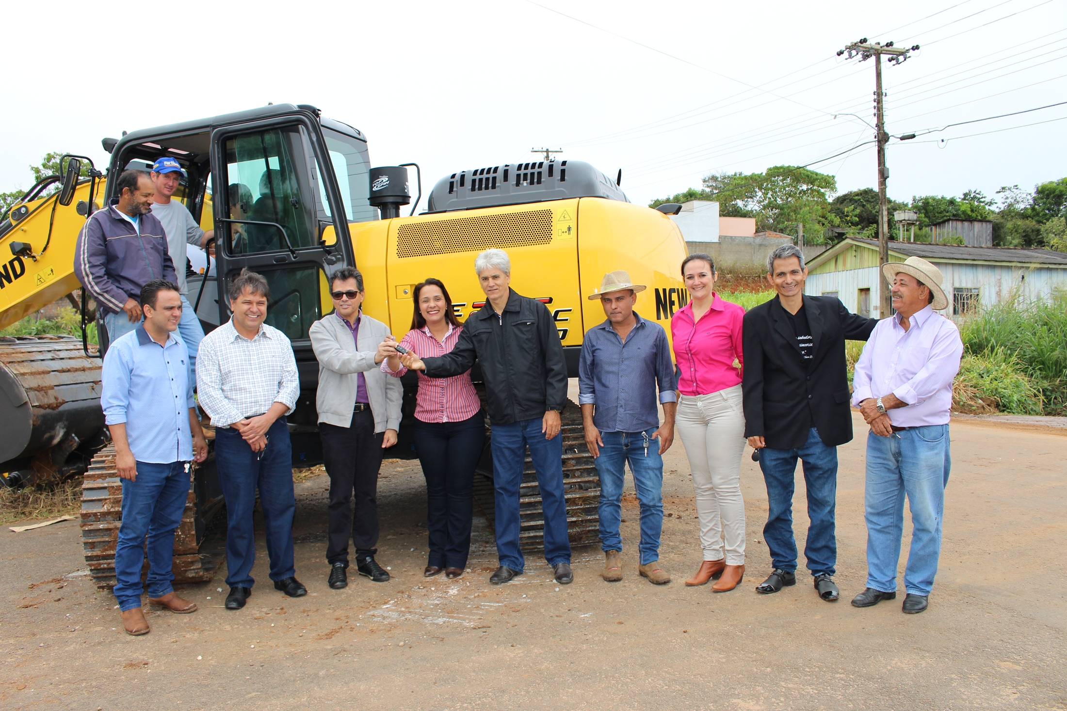 MAQUINÁRIO: Rosangela Donadon realiza entrega oficial de uma PC para atender Colorado