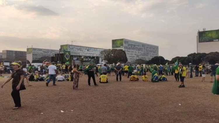 RISCO: Apoiadores de Bolsonaro bloqueiam acesso à Esplanada e ameaçam invadir STF