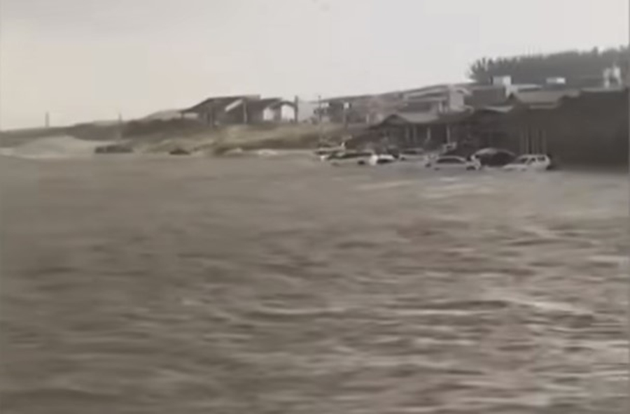 DESASTRE: Tsunami meteorológico atinge Santa Catarina e arrasta carros para mar