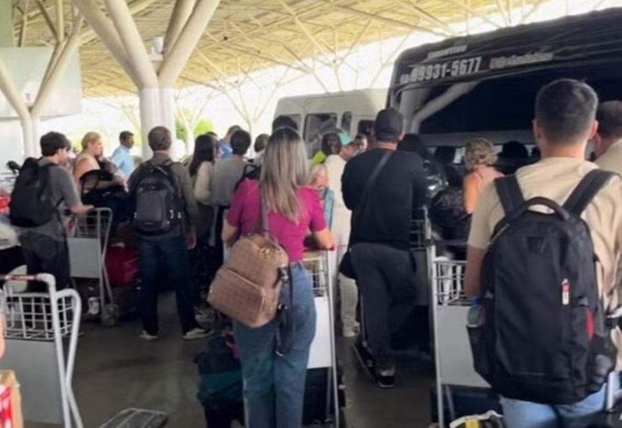 FALTA DE FUNCIONÁRIOS: Avião da Azul pousa em Rio Branco e passageiros voltam de vans para PVH