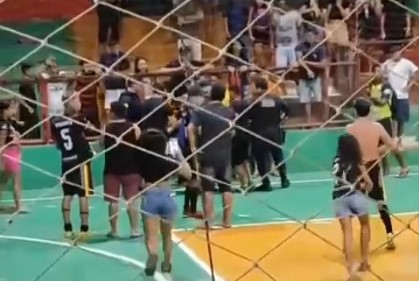VÍDEO: Partida de futsal termina com confusão entre jogadores e policiais